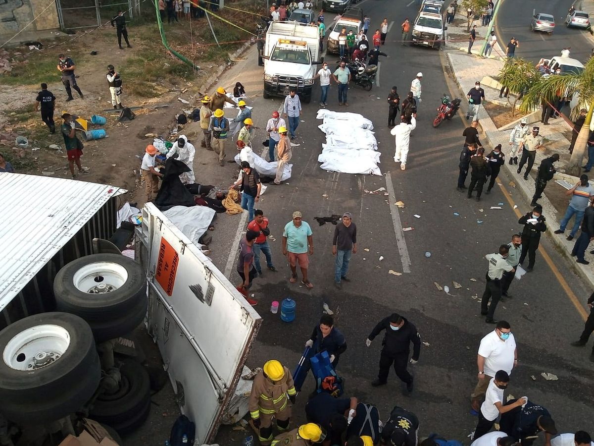 Foto: Rescatistas y autoridades trabajan en la zona del accidente. (EFE/Carlos López)