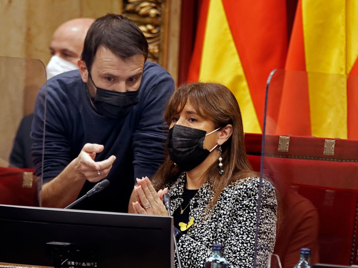Foto:  El secretario tercero del la Mesa y diputado de la CUP, Pau Juvillà (i), junto a la presidenta de la cámara catalana, Laura Borràs. (EFE/Toni Albir)