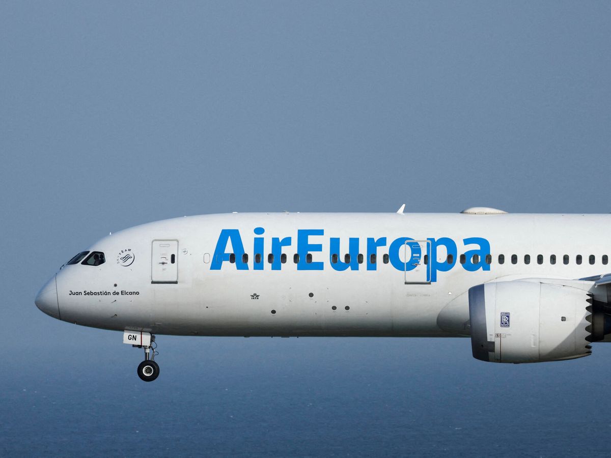 Foto: Un avión de Air Europa a punto de aterrizar en Gran Canaria. (Reuters/Borja Suárez)