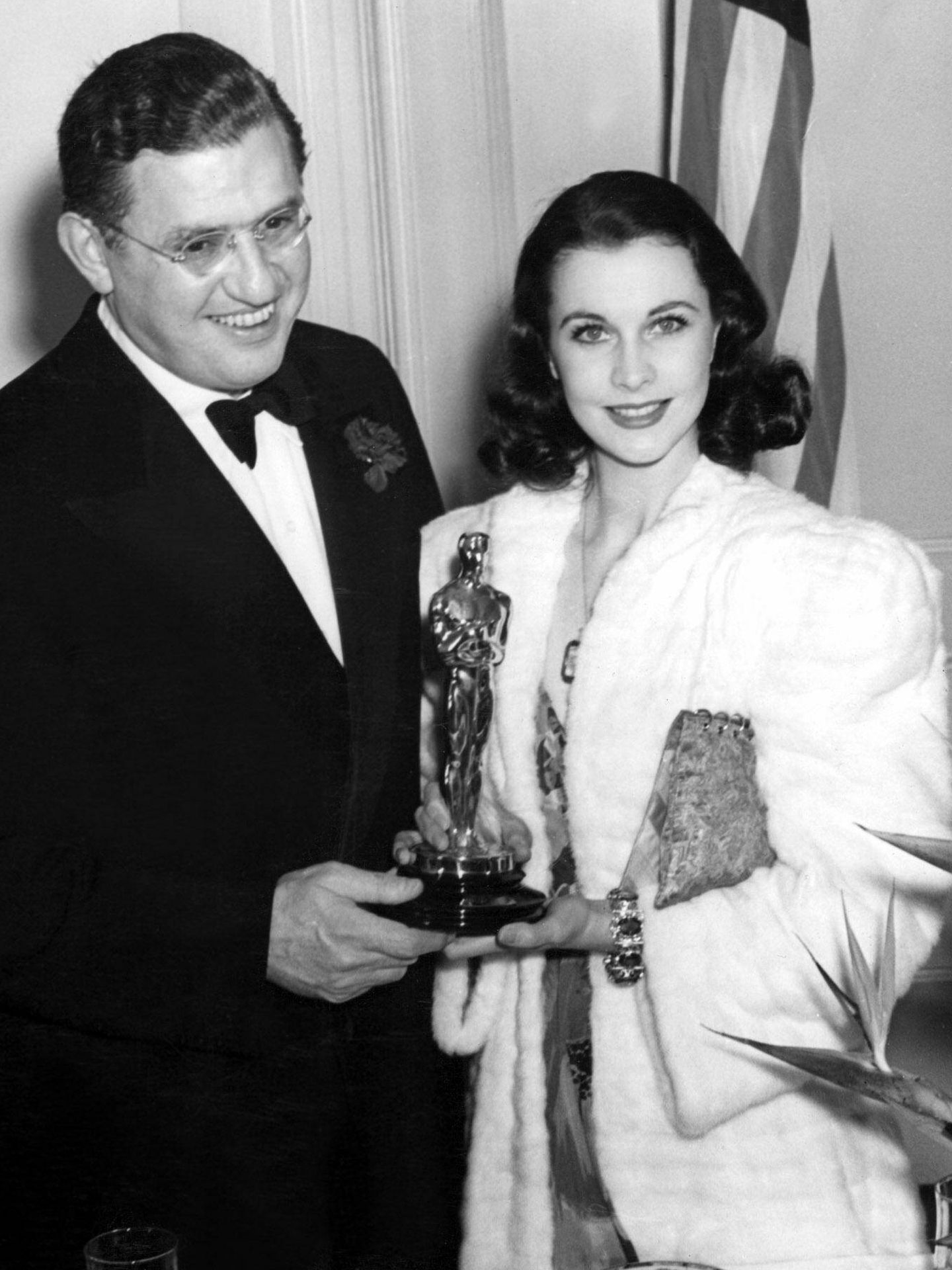 Vivien Leight, recibiendo el Oscar a mejor actriz de las manos del productor David O. Selznick, en en 1940. (Cordon Press)