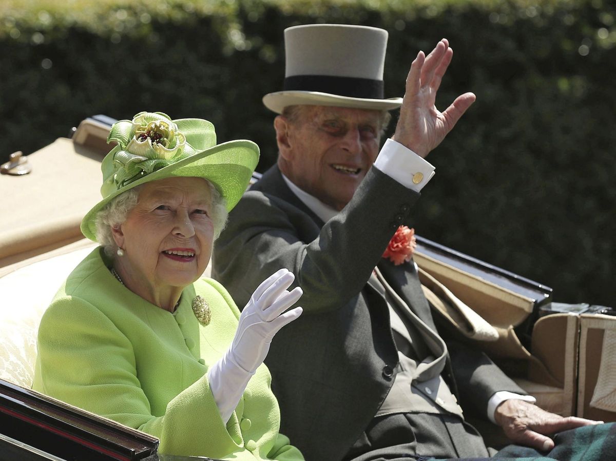 Foto: El duque de Edimburgo y la reina Isabel, en una imagen de archivo. (EFE)