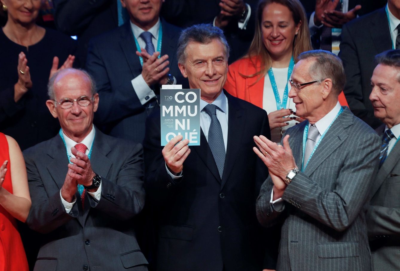 El presidente de Argentina, Mauricio Macri, recibe un comunicado del presidente de CIPPEC, Jorge Mandelbaum, y el del CARI, Adalberto Rodríguez Giavarini, en Buenos Aires. (EFE) 