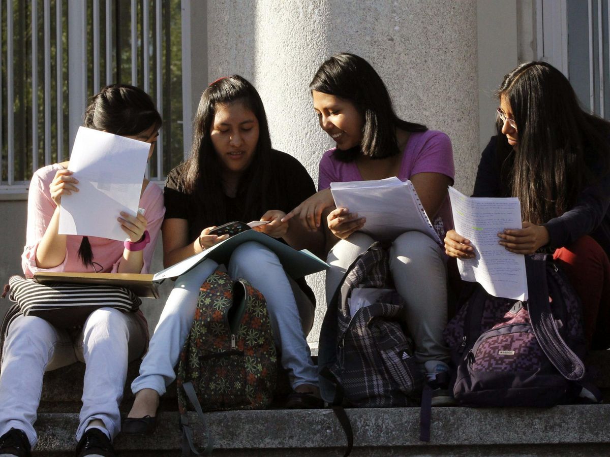 Foto: Cuatro jóvenes repasan antes de un examen. (EFE/Archivo/Fernando Alvarado)