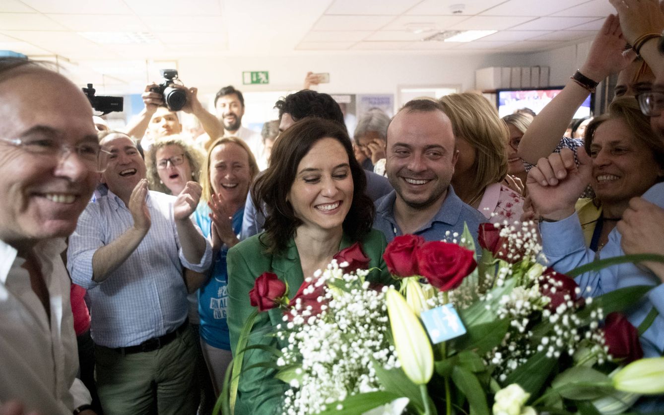 Carromero, en la sede de Génova, felicitando a Isabel Díaz Ayuso tras las últimas elecciones.