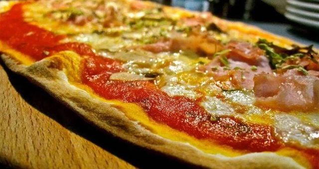 Una de las famosas pizzas de Manzoni. (Cortesía)