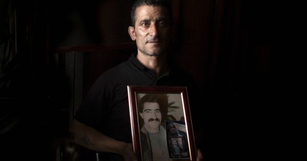 Foto: Abu Haidr muestra la foto de su hermano Ibrahim, desaparecido en 1984. (E. Bonet)