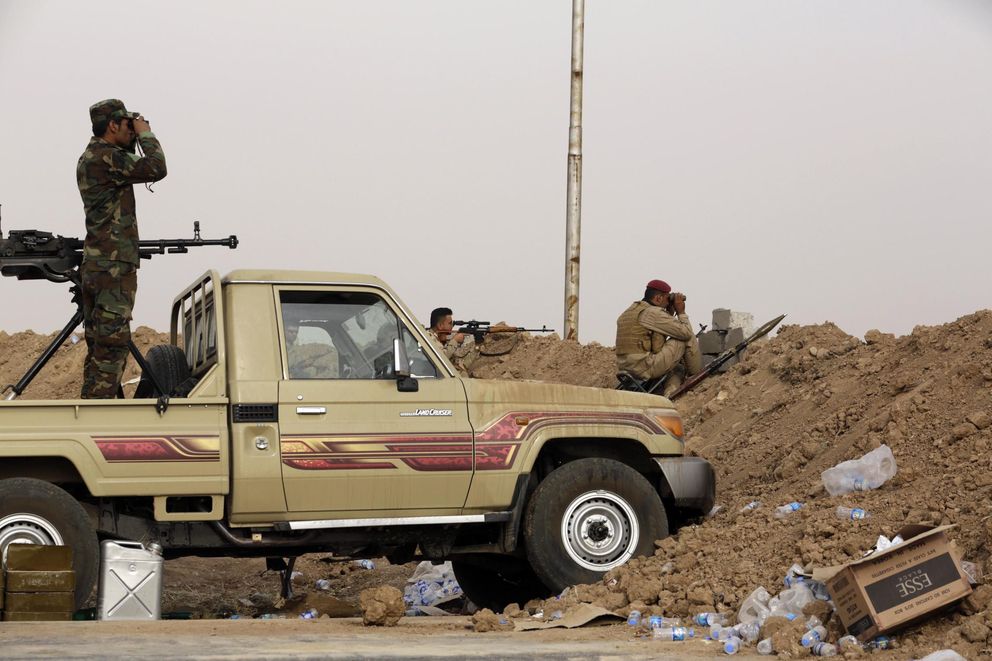 Combatientes kurdos observan las posiciones del EI en las afueras de Mosul (Reuters).