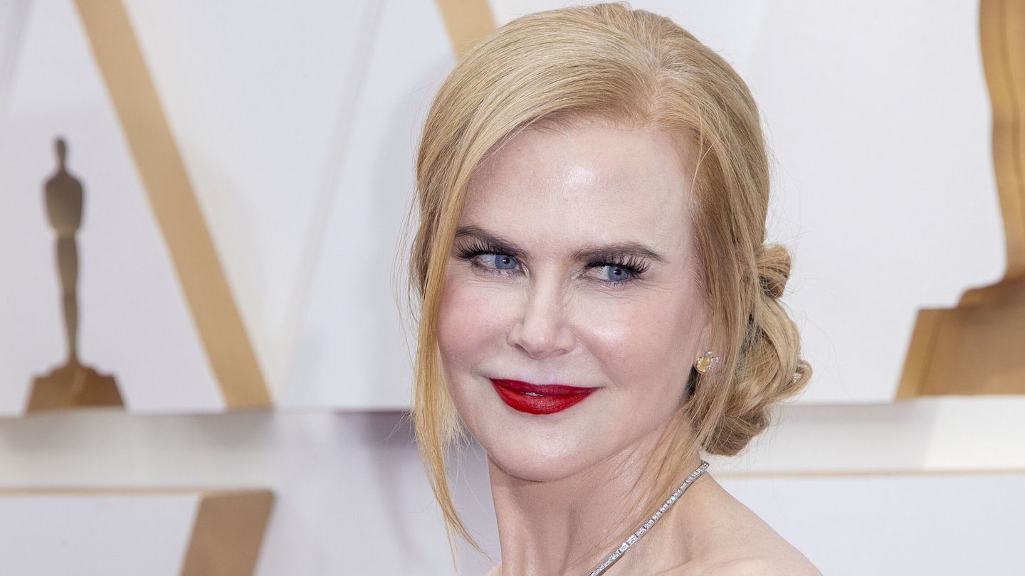 Nicole Kidman posa en la alfombra roja a su llegada a la entrega de los Premios Oscar. (EFE/Javier Rojas)