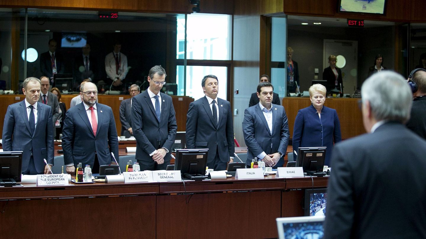 Uwe Corsepius (centro) durante un minuto de silencio en una sesión para tratar la crisis migratoria, en Bruselas. (Reuters)
