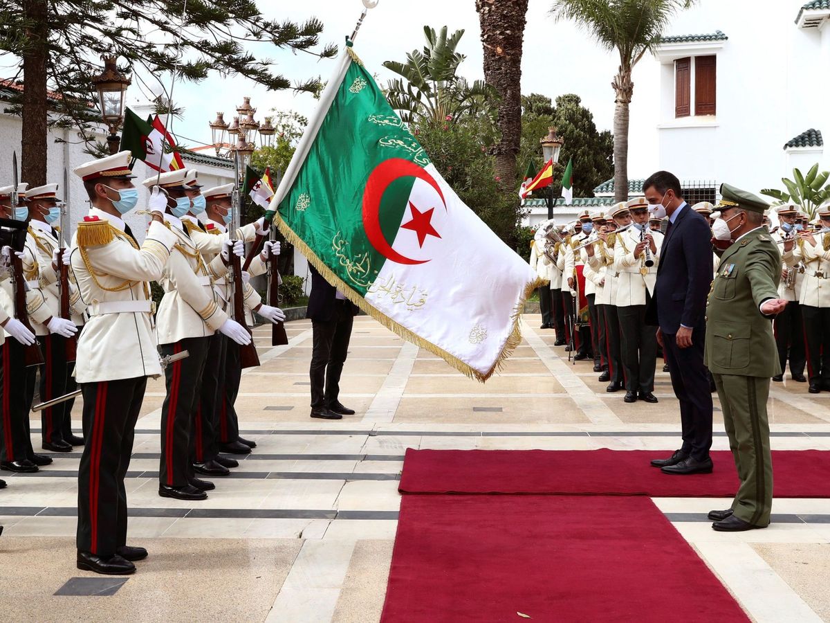 Foto: El presidente del Gobierno, Pedro Sánchez (2-d), es recibido con honores militares, durante su visita oficial en Argelia en 2020. (EFE/Pool/Moncloa/Fernando Calvo)