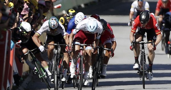 Foto: Momento del codazo de Sagan a Cavendish en pleno sprint. (EFE)