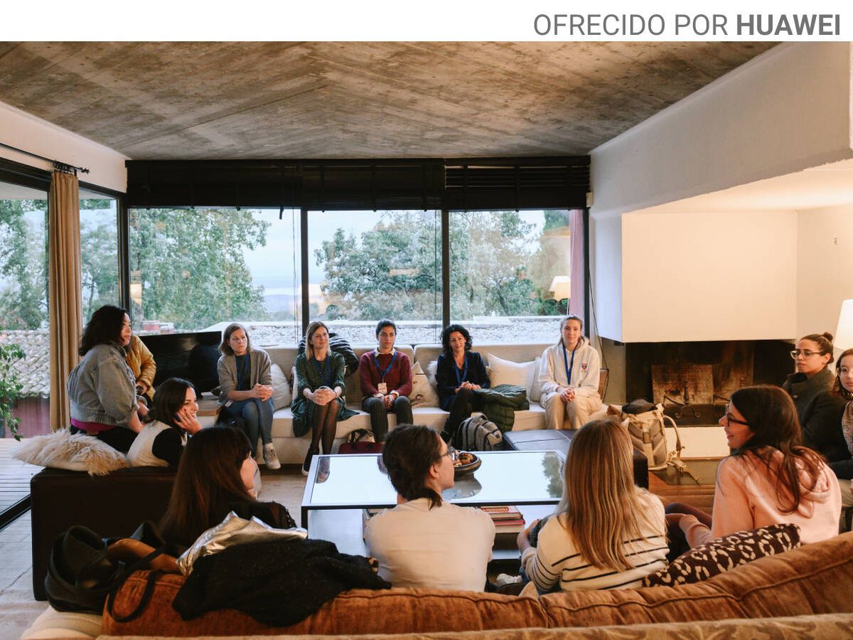 Foto: Las 15 participantes de la primera Academia de Mujeres para la Innovación Rural, reunidas en Candeleda, Ávila. (Foto cortesía)