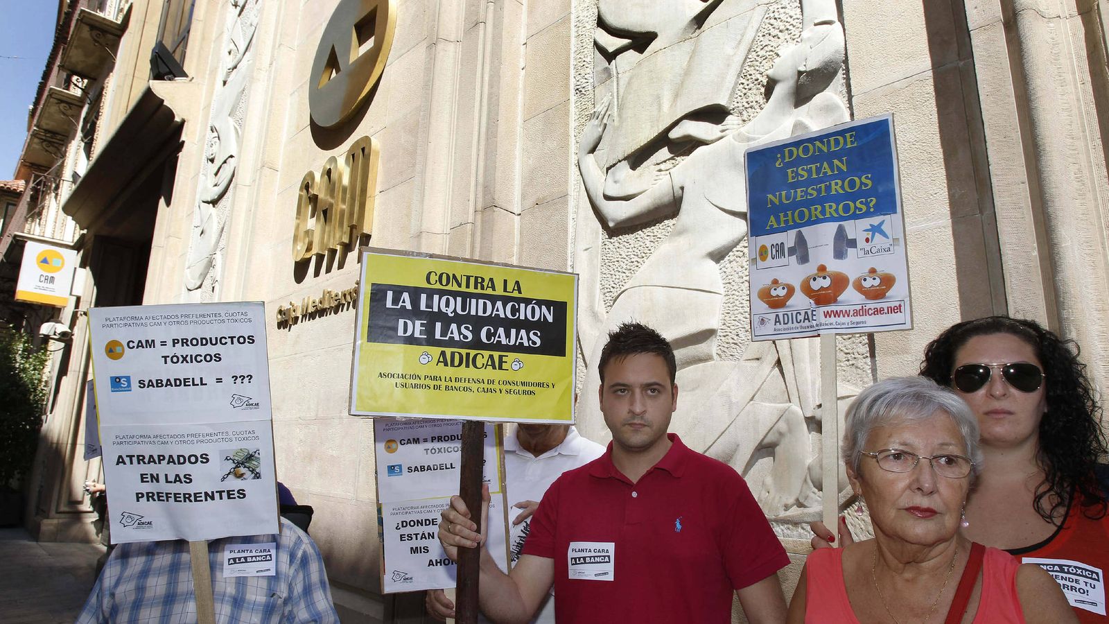 Foto: Foto de archivo de varias personas protestaron hoy ante la sede de Caja del Mediterraneo (CAM) en Murcia. (EFE)