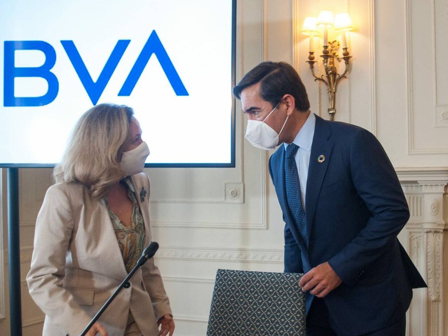 La vicepresidenta del Gobierno Nadia Calviño y el presidente de BBVA, Carlos Torres. (APIE)