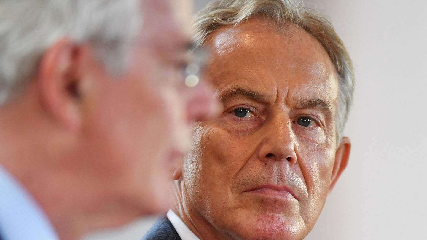 Los ex 'premiers' Blair y Major (en primer plano) son referentes hoy de la campaña para celebrar un segundo referendo (REUTERS)
