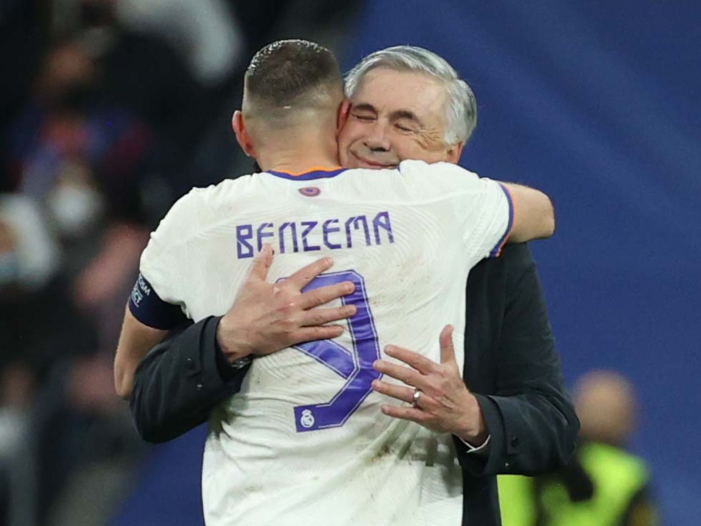 Carlo Ancelotti abraza a Benzema tras una victoria en el Bernabéu