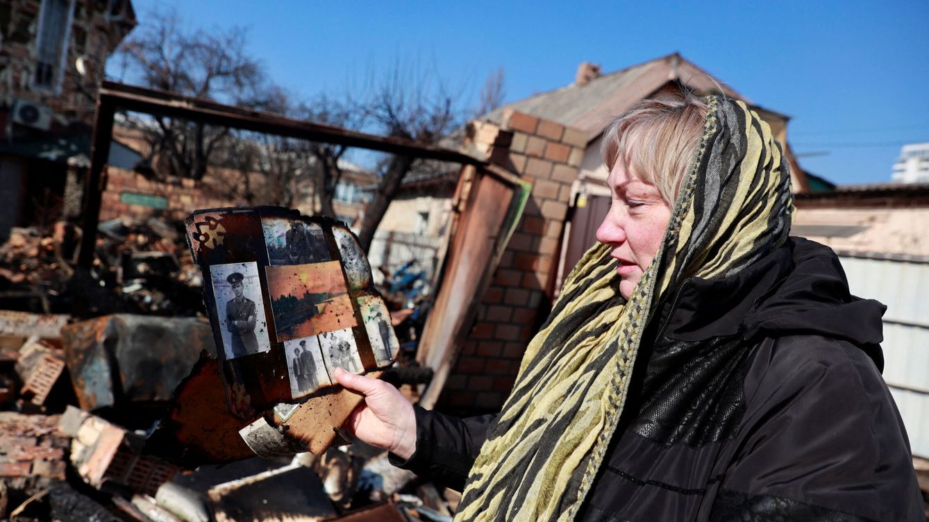 Foto: Una mujer muestra las ruinas de sus objetos personales tras un bombardeo en Kiev. (Reuters/Serhii Nuzhnenko)