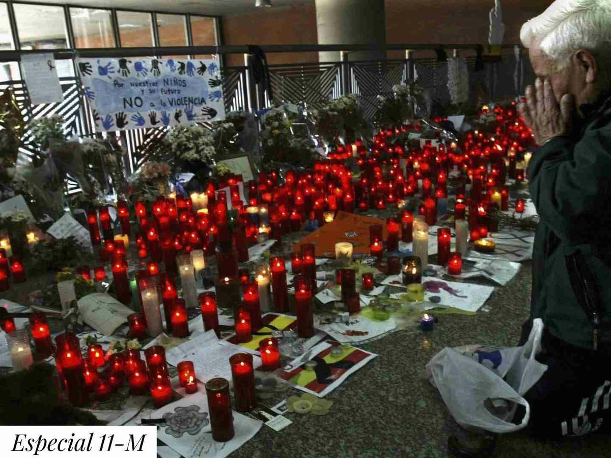 Foto: Un hombre se sitúa frente al altar dedicado a las víctimas del atentado en la estación de Atocha, en Madrid. (Getty Images/Ian Waldie)