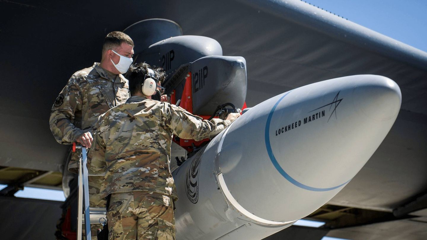 Montando el misil de Lockheed Martin en el B-52 en una prueba durante el año pasado (USAF)