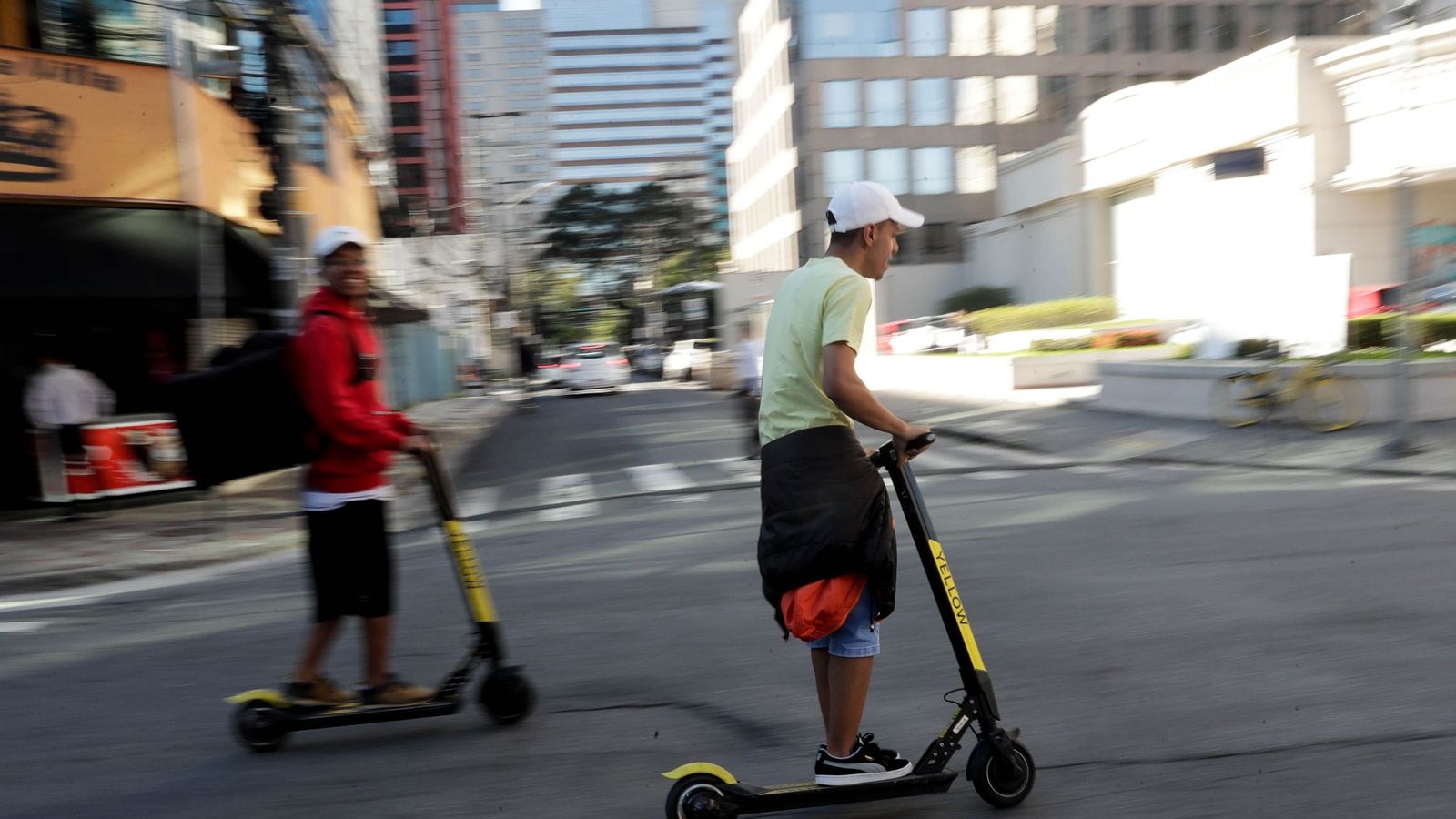 Foto: Ciudadanos brasileños utilizando patinetes eléctricos para moverse por Sao Paulo. (EFE)