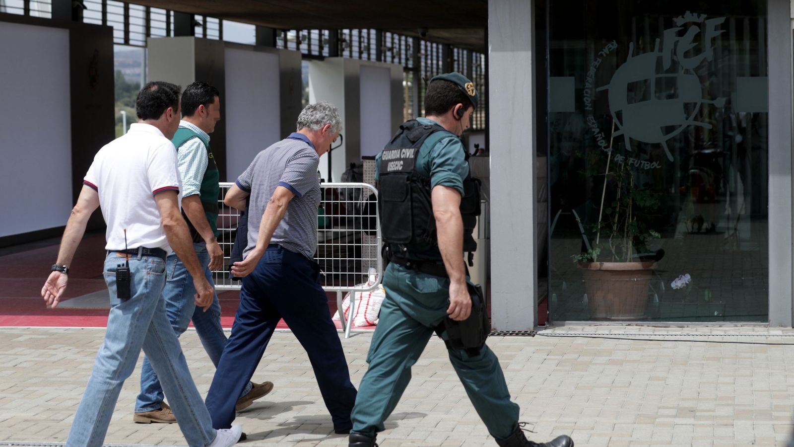 Foto: En la imagen, Ángel María Villar, entrando en la sede de la RFEF junto a efectivos de la Guardia Civil. (EFE)