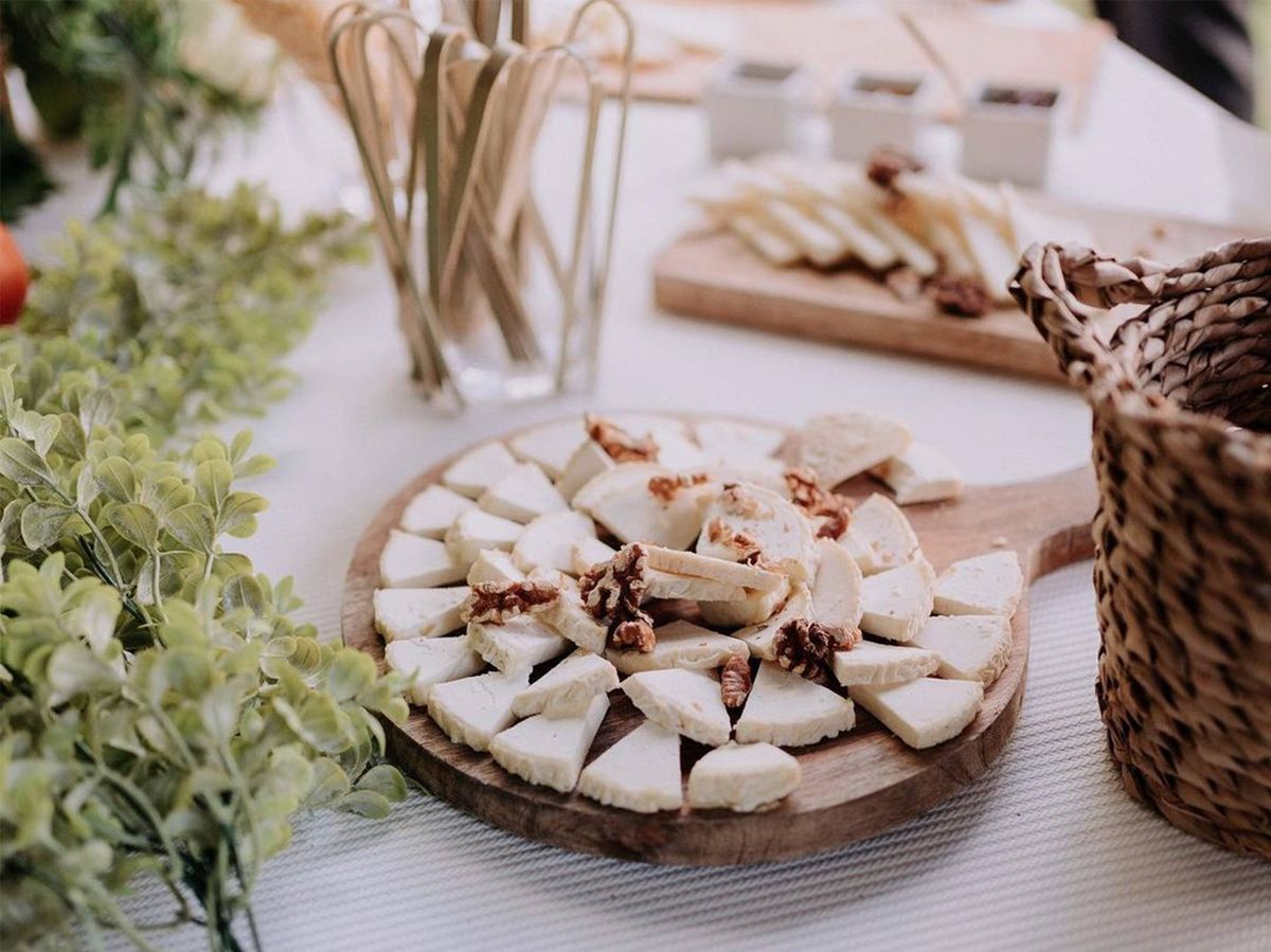Foto: Una tabla de quesos es ideal para una boda vegetariana. (Instagram @cristinacanibano)