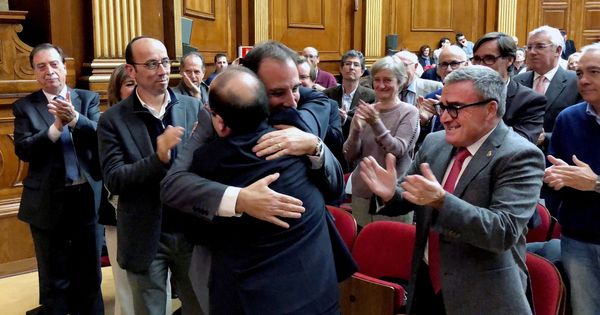 Foto: Miquel Iceta se abraza con el número tres de su lista, Ramon Espadaler, ante Àngel Ros y Oriol Molins, este 9 de noviembre. (EFE)