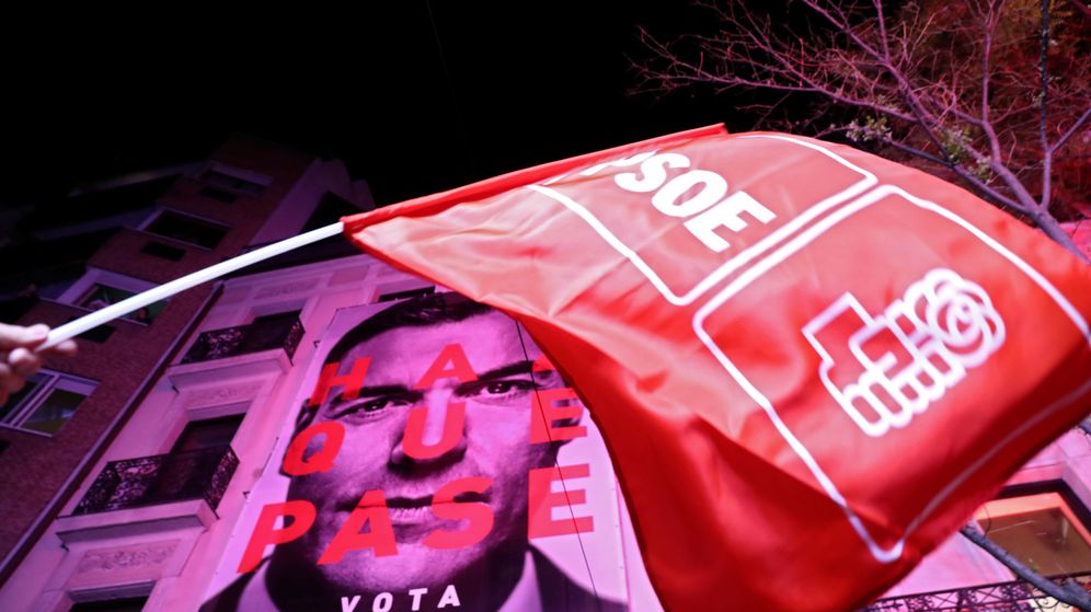 Foto: Un cartel en apoyo a Pedro Sánchez tras su victoria en las elecciones generales 2019. (Reuters)