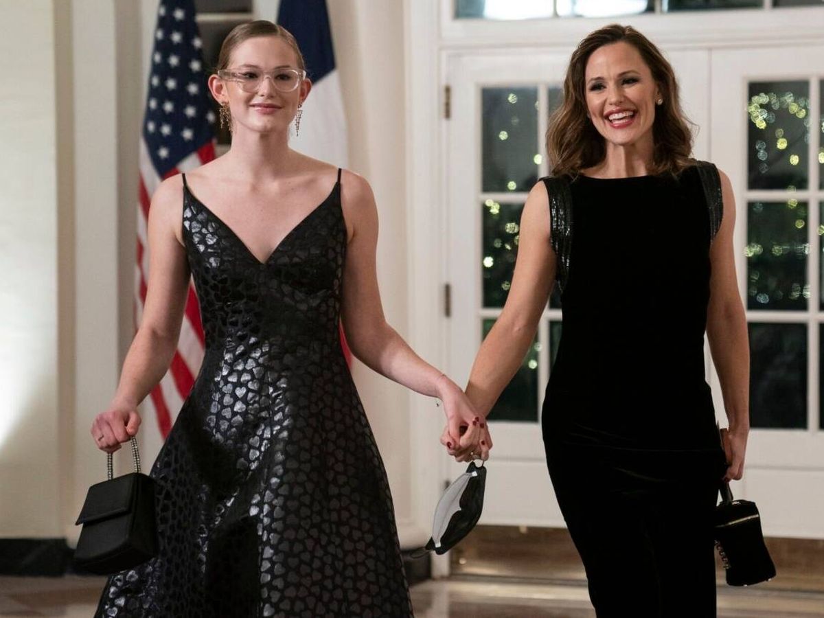Foto: Jennifer Garner y su hija Violet el año pasado en una cena en la Casa Blanca. (EFE/Pool/Sarah Silbiger)