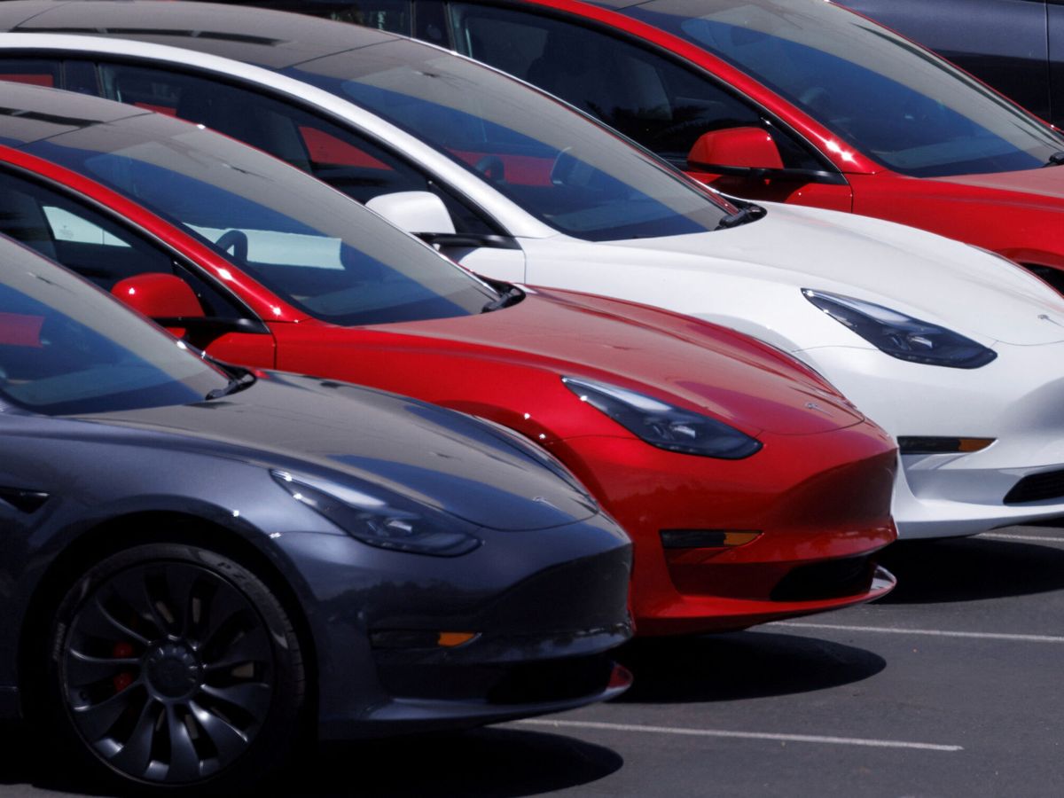 Foto: Vehículos de Tesla a la venta en un centro de California. (Reuters/Mike Blake)