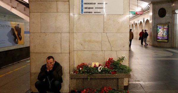 Foto: Un hombre reacciona ante un homenaje a las víctimas del atentado de San Petersburgo, el 4 de abril de 2017. (Reuters)  