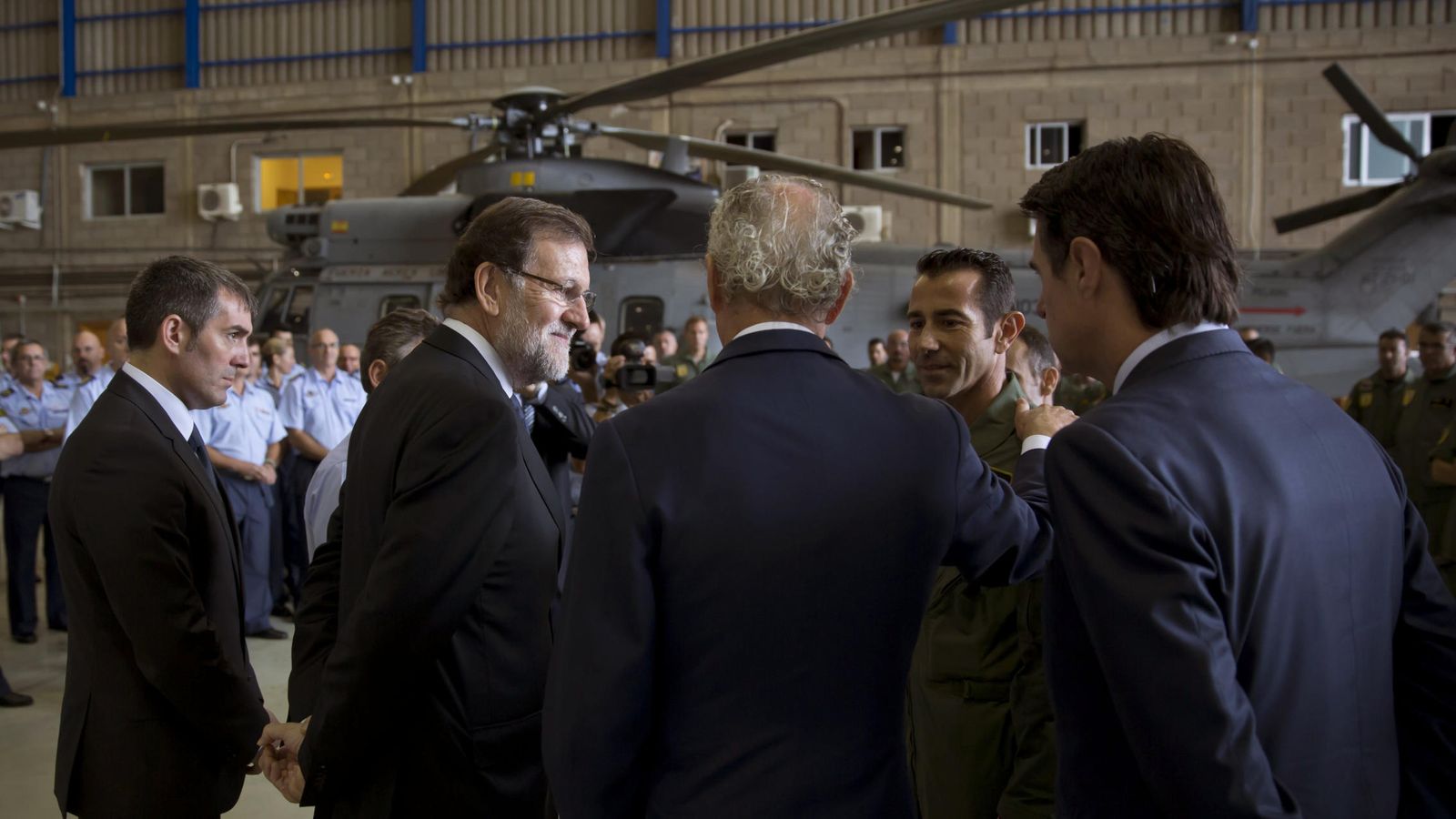 Foto: Mariano Rajoy, junto al presidente de Canarias, Fernando Clavijo (i), el ministro de Defensa, Pedro Morenés (de espaldas) y el ministro de Industria, José Manuel Soria (de espaldas-d), en la base de Gando (Efe)