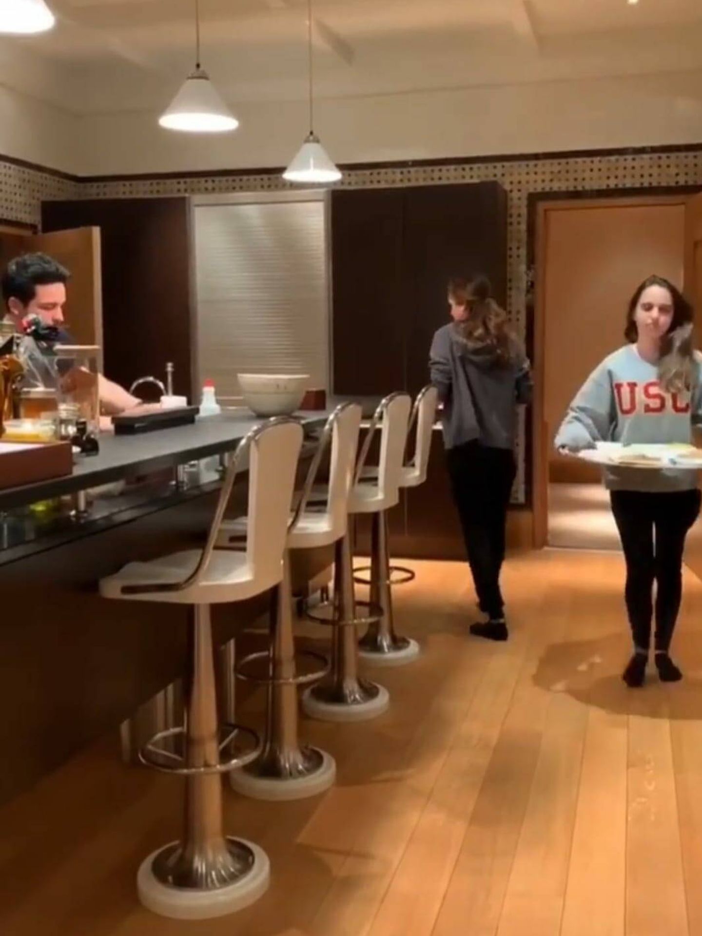 También nos mostró Rania hace años un vídeo en la cocina de su hogar con su familia. (Instagram/@queenrania)