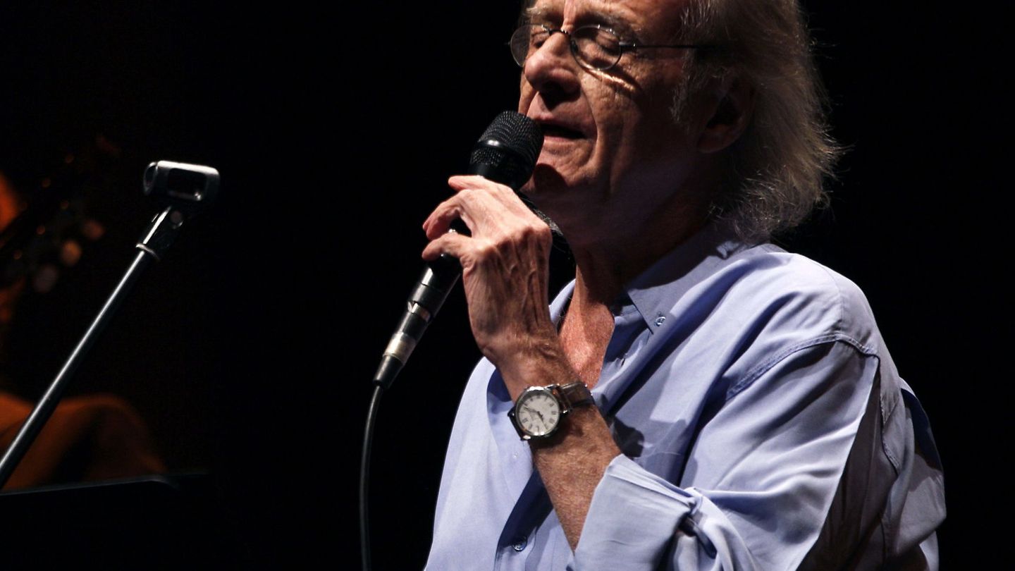El cantautor Luis Eduardo Aute, durante un concierto en el teatro Circo Price de Madrid. (EFE)