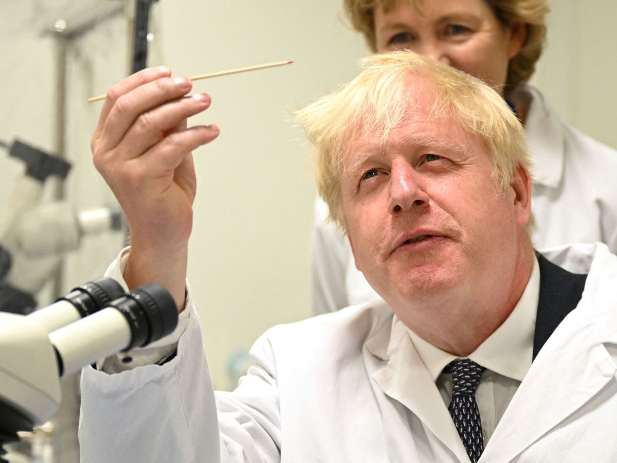 Foto: Boris Johnson visita el instituto Francis Crick en Londres. (Reuters)