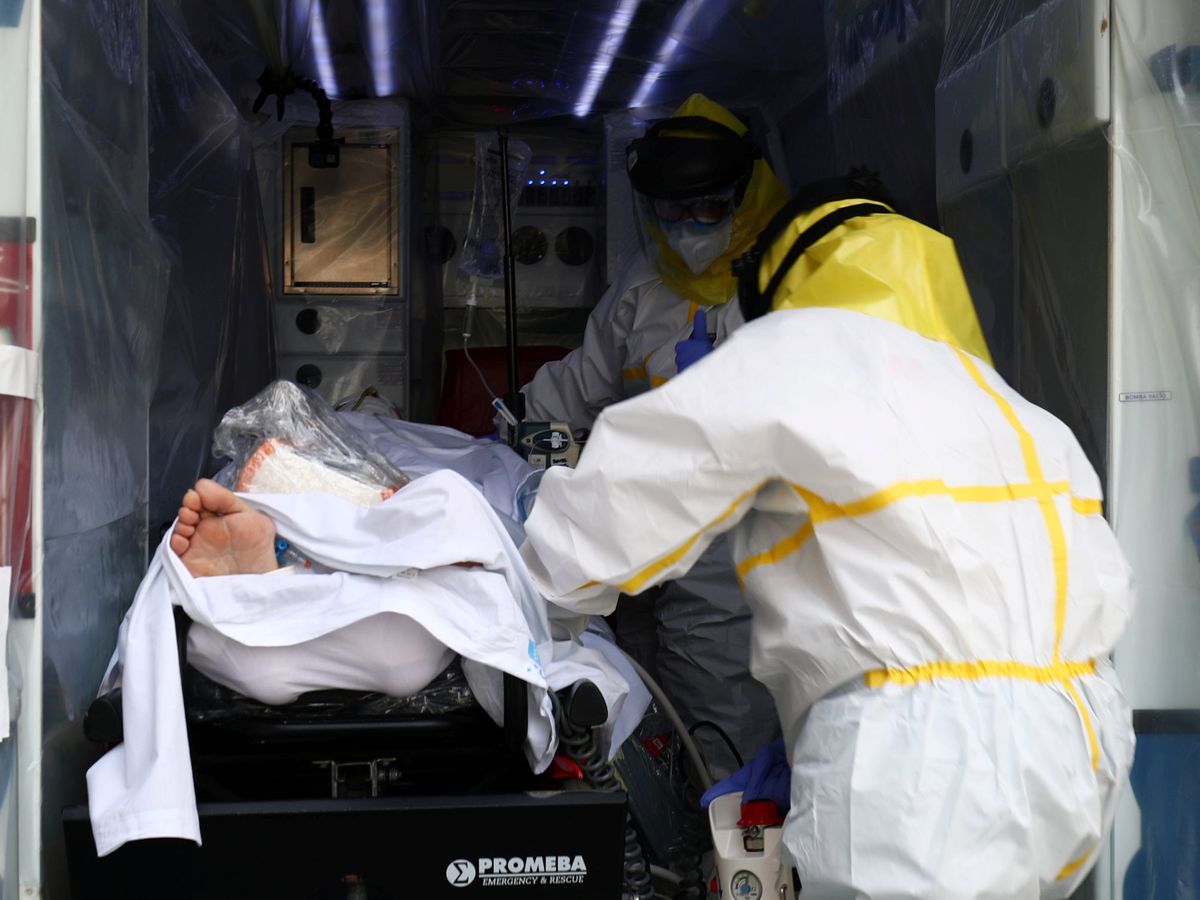 Foto: Personal del SUMMA lleva a un afectado por coronavirus al hospital. (Reuters)