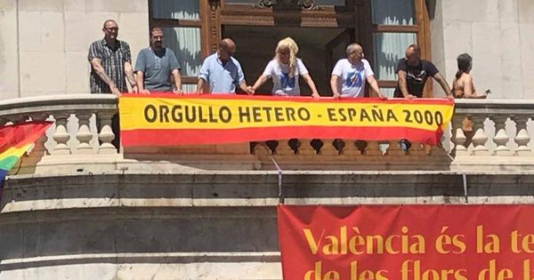 Foto: El grupo España 2000 desplegando una bandera en el Ayuntamiento de Valencia