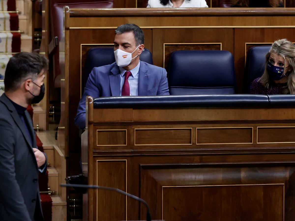 Foto: El portavoz parlamentario de ERC Gabriel Rufián (i) pasa junto al presidente del Gobierno, Pedro Sánchez,durante un pleno del Congreso. (EFE/Mariscal)
