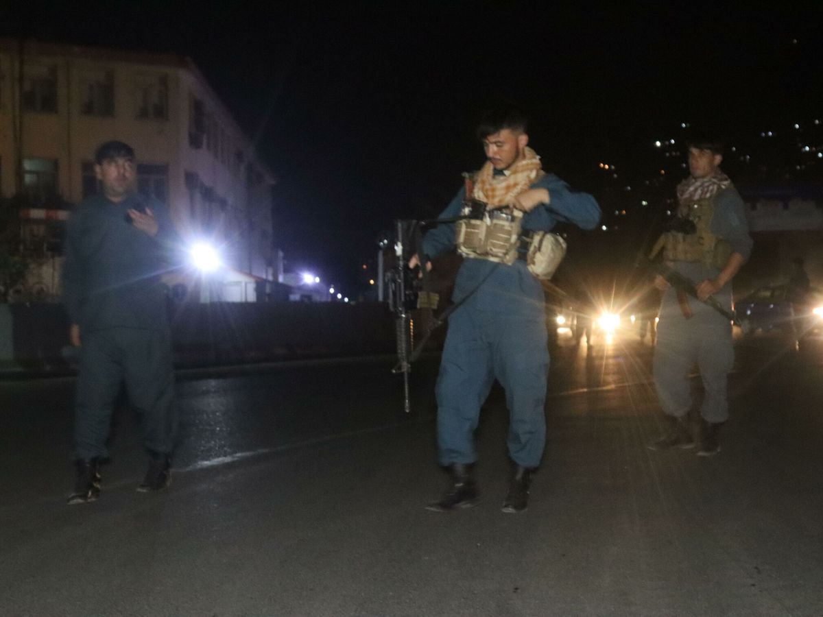 Foto: Oficiales afganos de seguridad vigilan la zona de la explosión. (EFE)