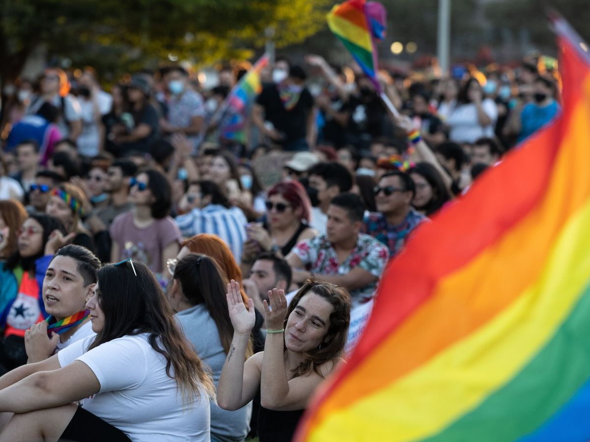 Foto: Celebraciones en Santiago (Chile) tras la legalización del matrimonio igualitario. Alberto Valdés (EFE)