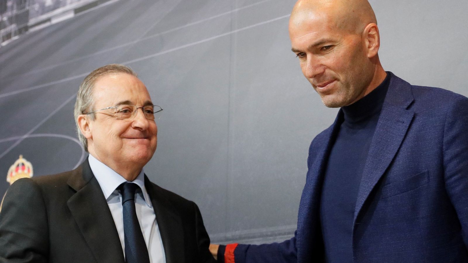 Foto: Florentino Pérez, junto a Zidane el día que se despidió el entrenador francés. (EFE)