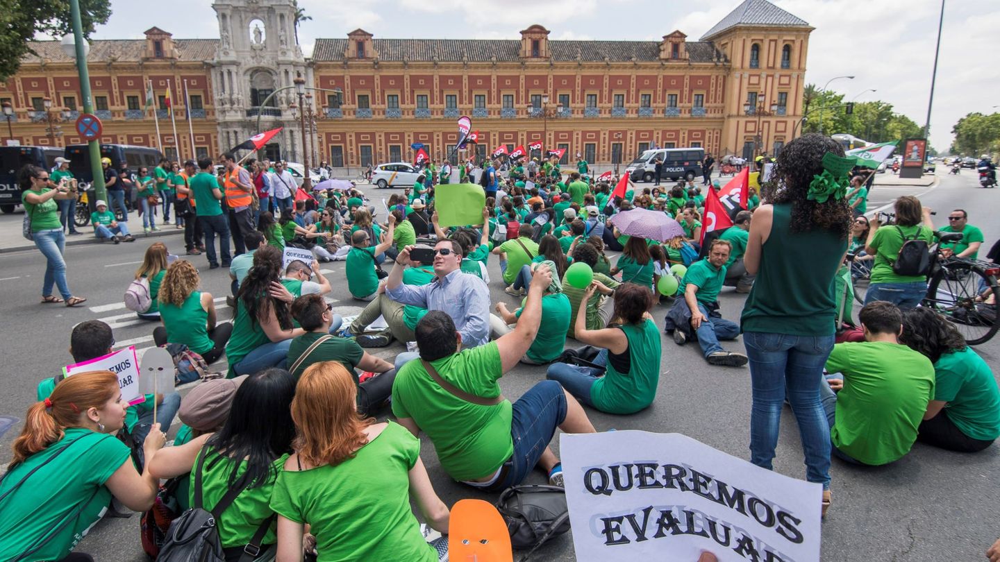 Protesta de interinos en Sevilla. (EFE)