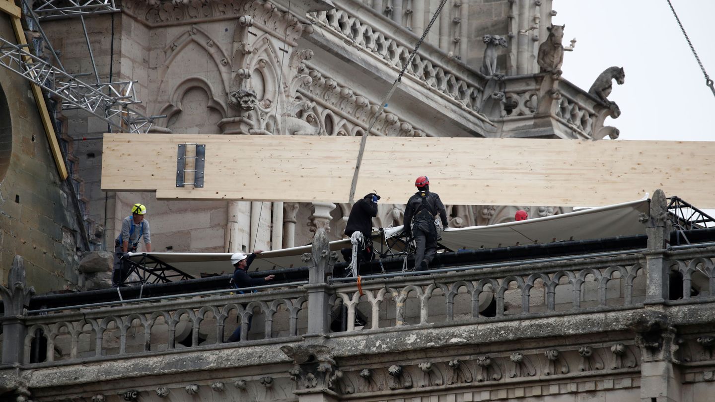 Trabajos a gran velocidad para poder cubrir Notre Dame. (Reuters)