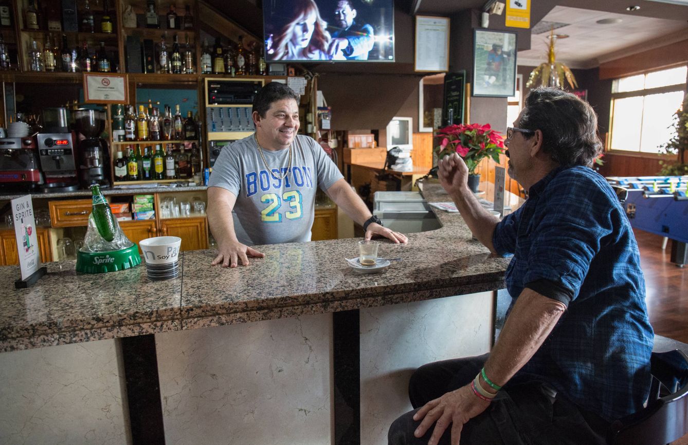 Fernando Fuentes charla con uno de los pocos clientes que le quedan. (D. B.)