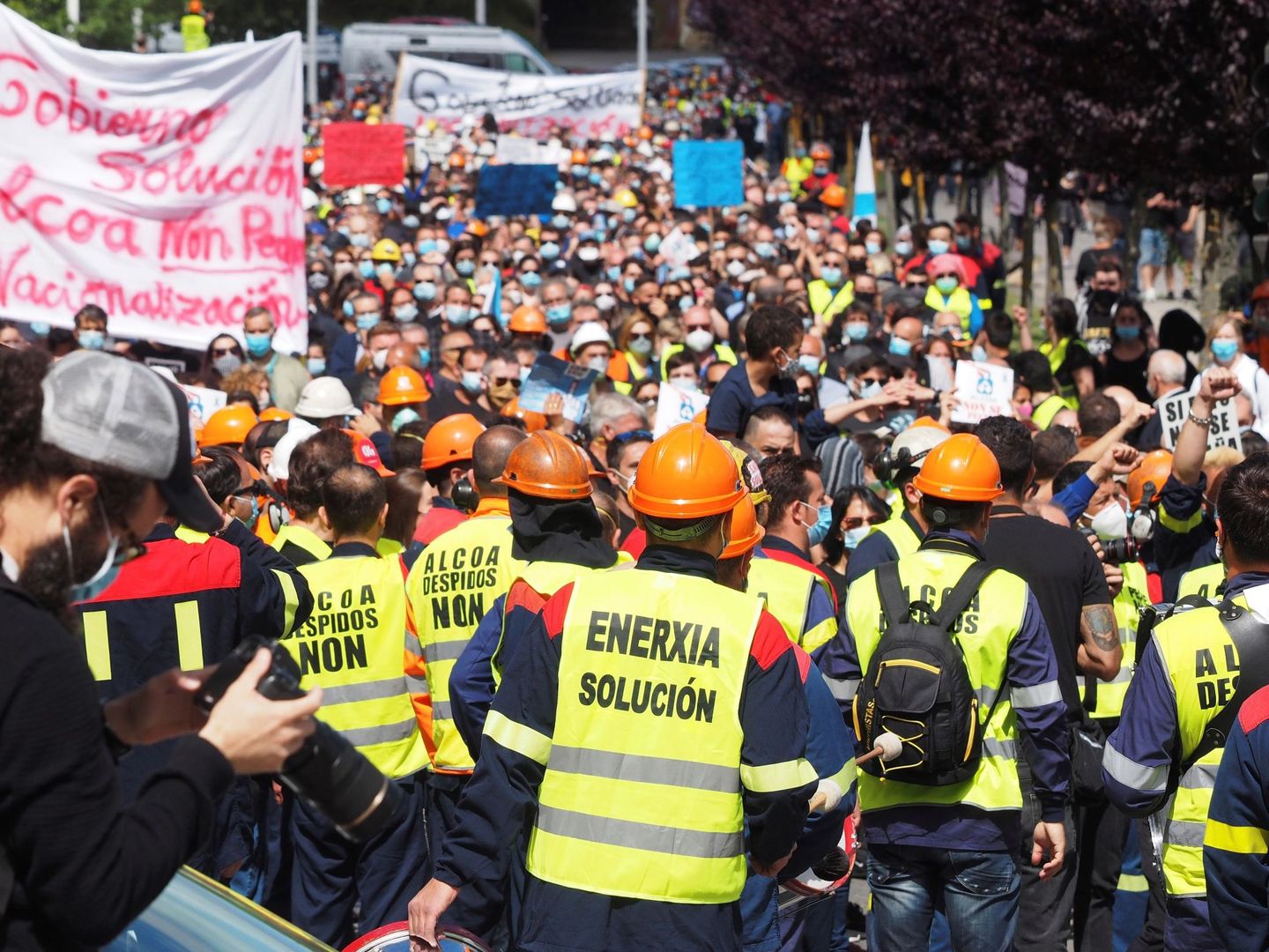 Manifestación multitudinaria esta mañana en Viveiro (Lugo). (EFE)