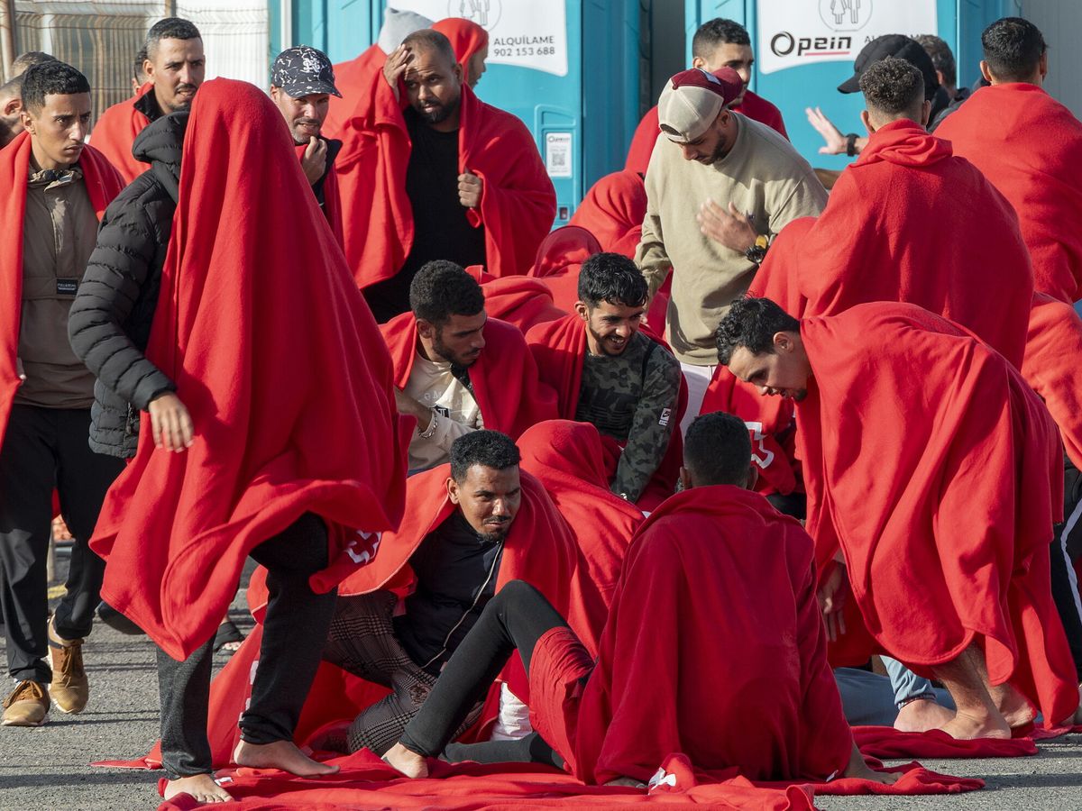 Foto: Llegada de inmigrantes a Lanzarote. (EFE/Adriel Perdomo)