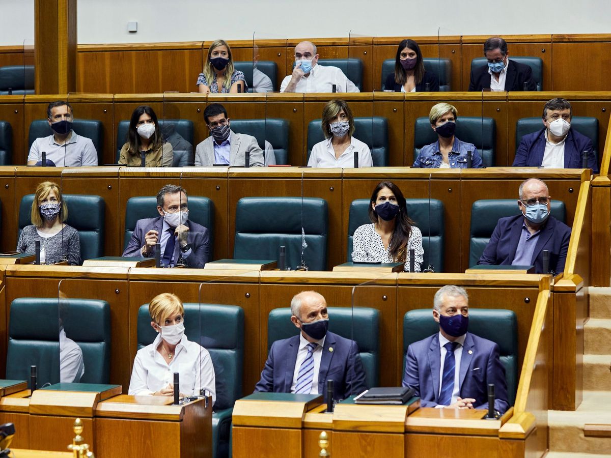 Foto: Urkullu (en la esquina inferior derecha), junto a miembros de su Gobierno y parlamentarios del PNV, en la Cámara vasca. (EFE)