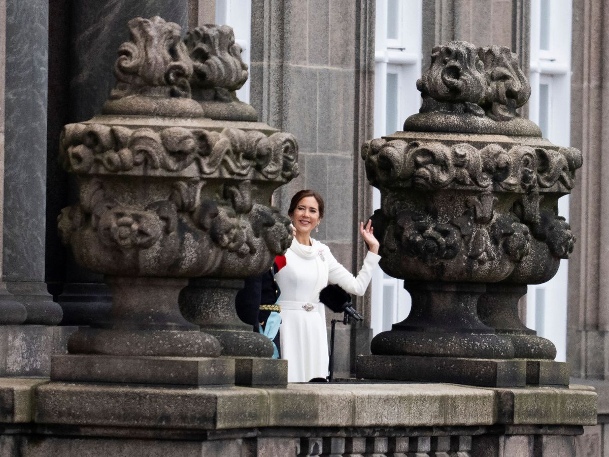 Foto: La reina Mary saludando desde el balcón de Christiansborg. (Reuters)