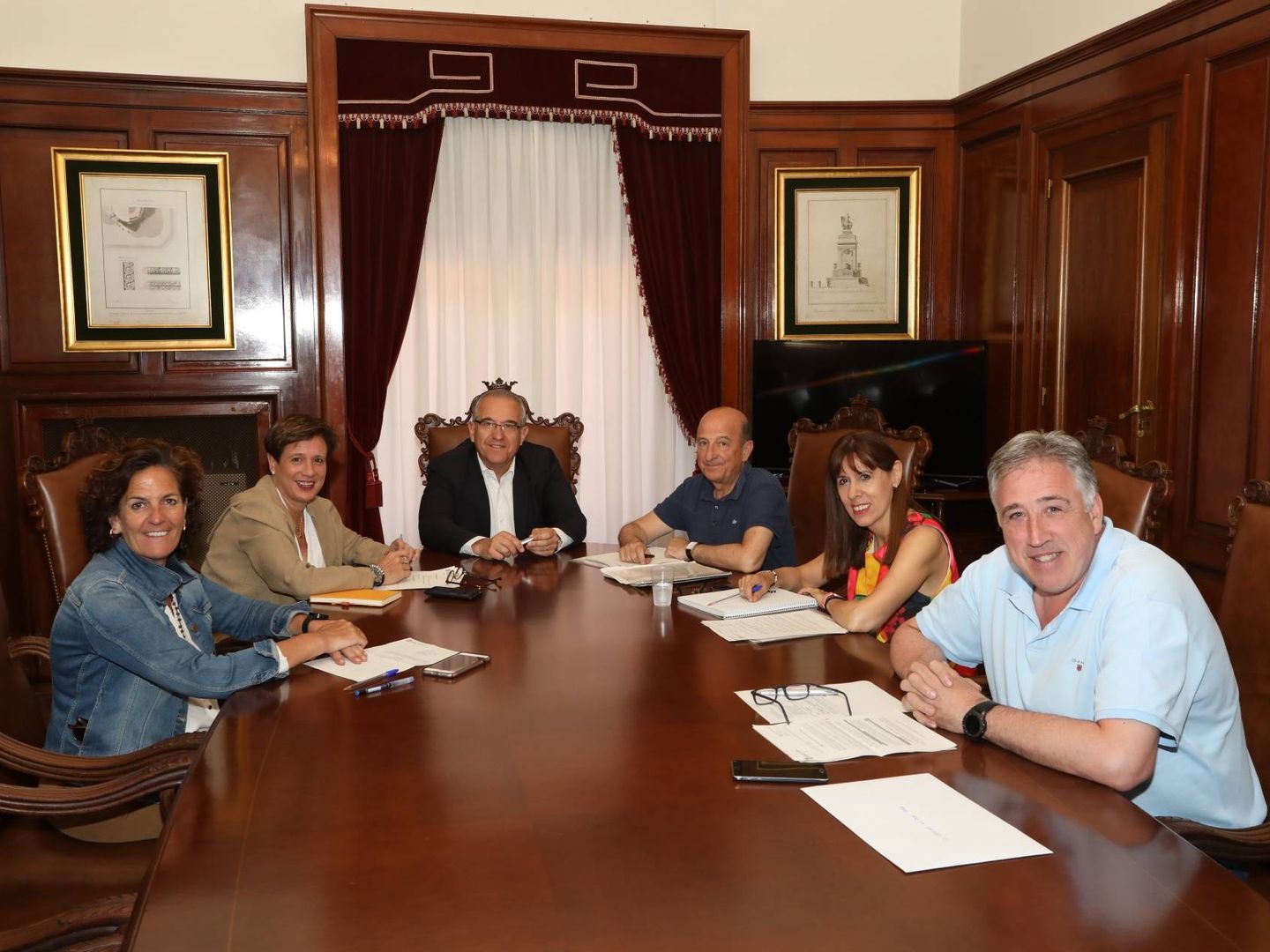 Enrique Maya, en el centro, preside la primera reunión de la Junta de Portavoces con el exalcalde Joseba Asiron a la derecha. (EC)