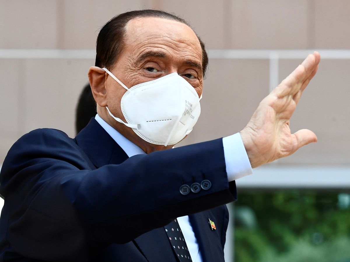Foto: Berlusconi, a su salida del hospital. (Reuters)